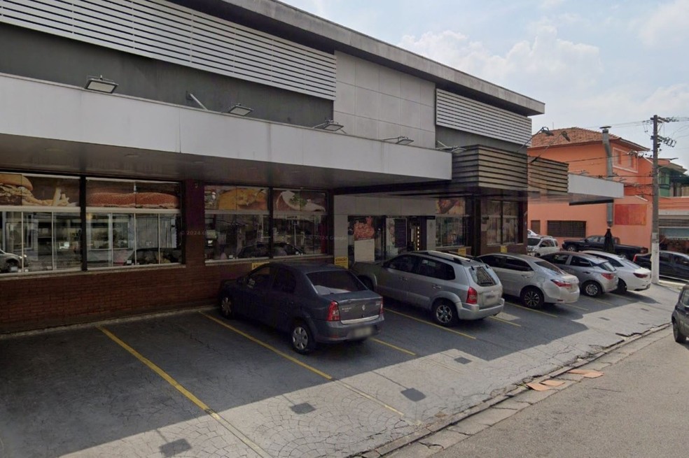 Vagas de estabelecimentos exclusivas para clientes devem estar delimitadas dentro da área do terreno do comércio, e não na via pública — Foto: Reprodução