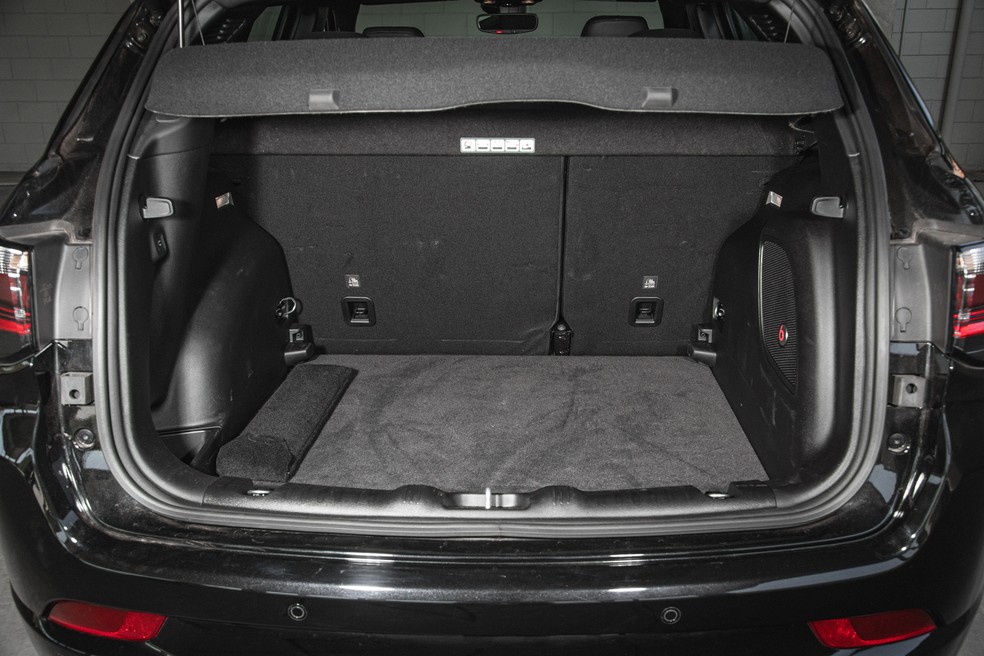 Capacidade do porta-malas é menor que a dos rivais  — Foto: Renato Durães/Auto News Brasil