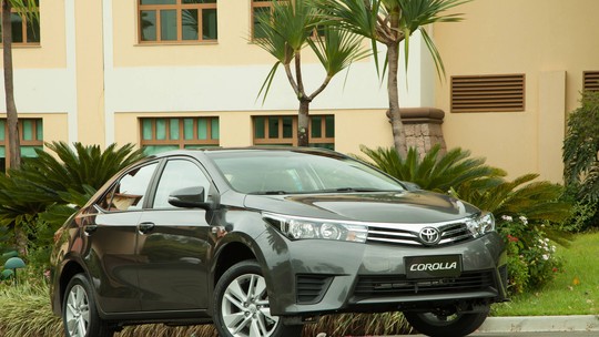 Toyota Corolla 2017 é confiável e mais barato do que um carro novo de entrada 