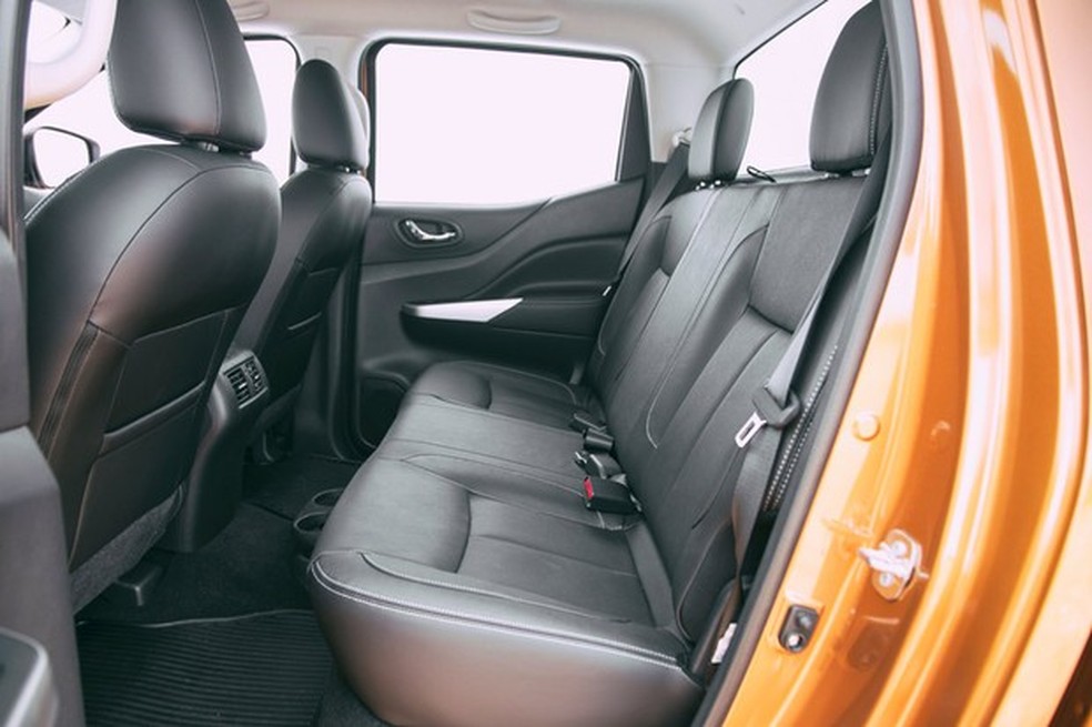 O espaço traseiro é bom para passageiros de pouco mais de 1,80 metro, mas nada de cinto de três pontos ou encosto central (Foto: Fabio Aro/Auto News Brasil) — Foto: Auto Esporte