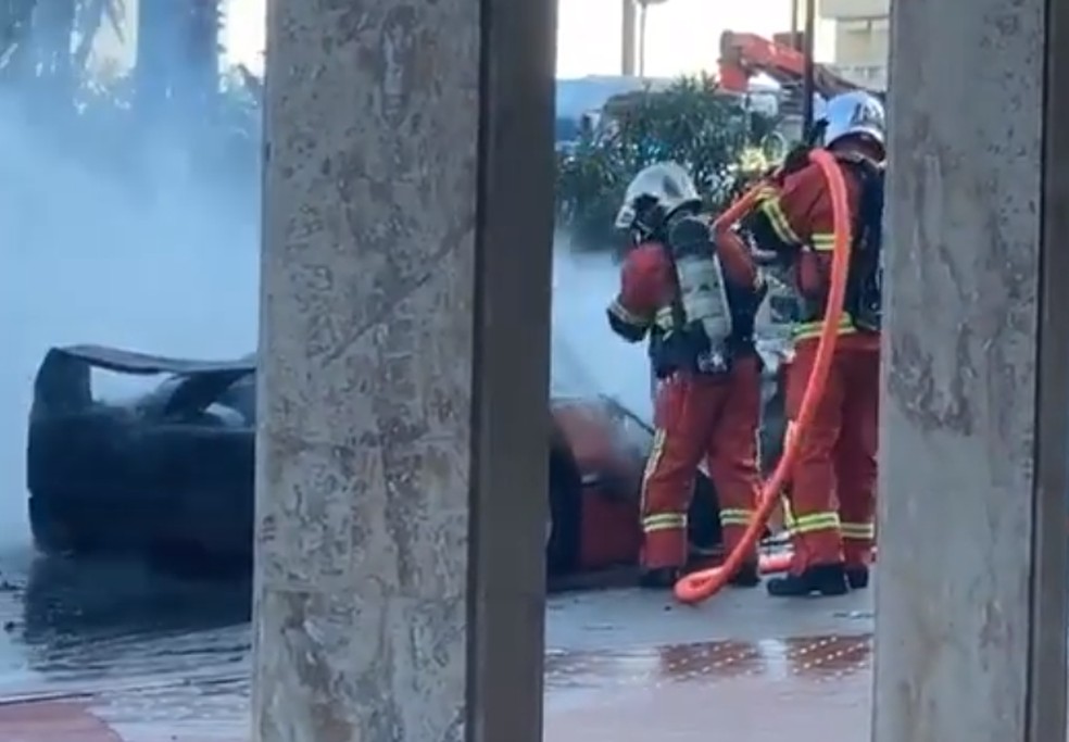 Max Biaggi mostrou incêndio da Ferrari F40 em seu Instagram — Foto: Reprodução/Instagram/Max Biaggi