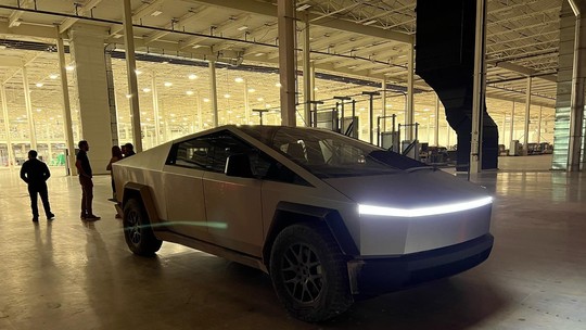 Tesla Cybertruck encanta podcaster Joe Rogan, pivô da briga entre Spotify e Neil Young