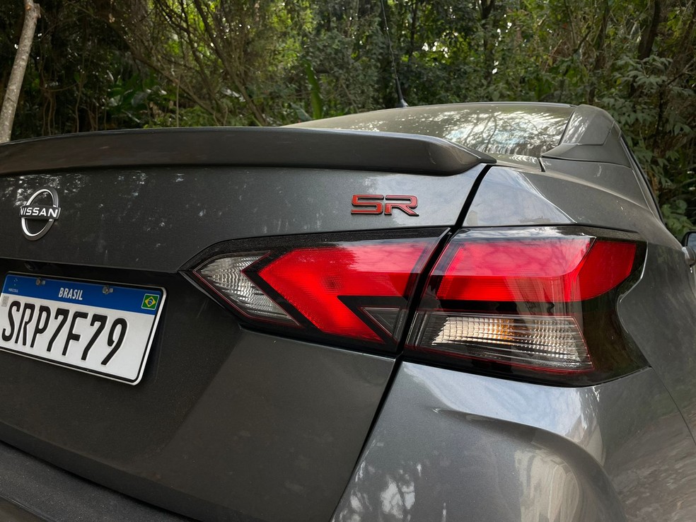 Detalhe do pequeno spoiler instalado na traseira do Nissan Versa SR 2025. Sedã ficou ainda mais agradável — Foto: Cauê Lira/Auto News Brasil