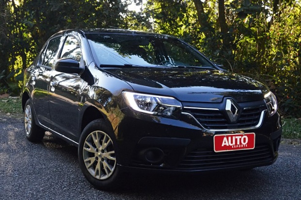 Renault Logan passou por um facelift que mexeu basicamente na dianteira e no interior (Foto: André Schaun/Auto News Brasil)  — Foto: Auto Esporte