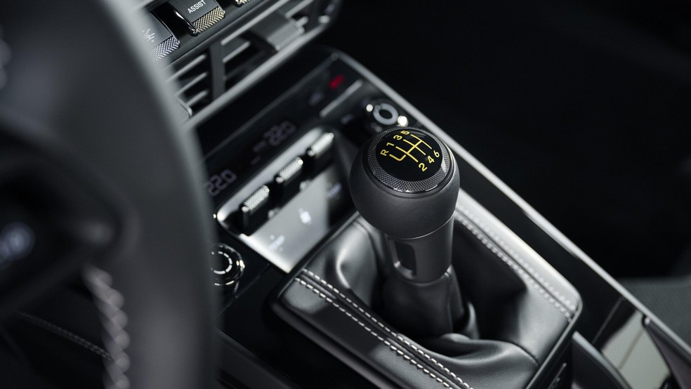 Porsche 911 GT3 Touring é equipada com câmbio manual de seis marchas, mas automático (PDK) de sete marchas é opção — Foto: Divulgação
