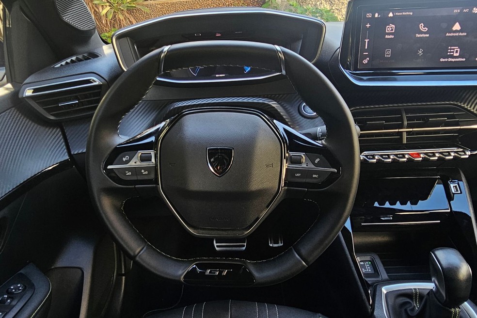 Volante do Peugeot 208 é compacto  — Foto: Jady Peroni/Auto News Brasil