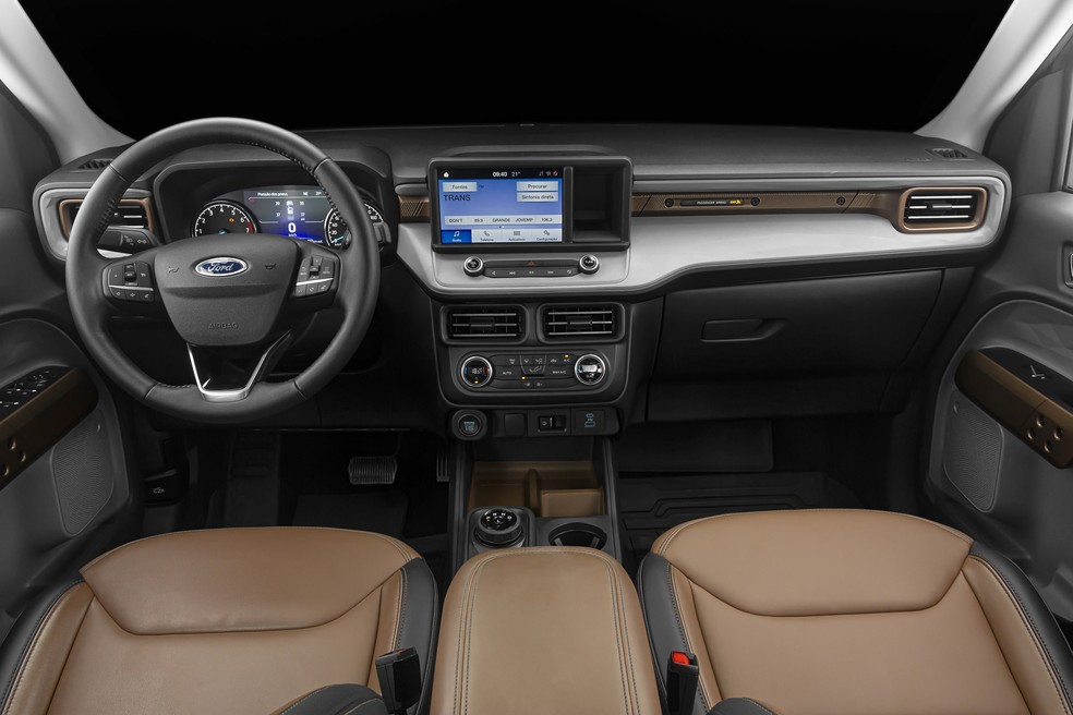 Nova Ford Maverick tem tapetes emborrachados e até o porta-objetos central tem uma capa de borracha — Foto: Leo Sposito/Auto News Brasil