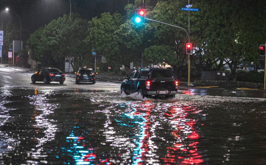 Carro em enchente, alagamentos, dirigir