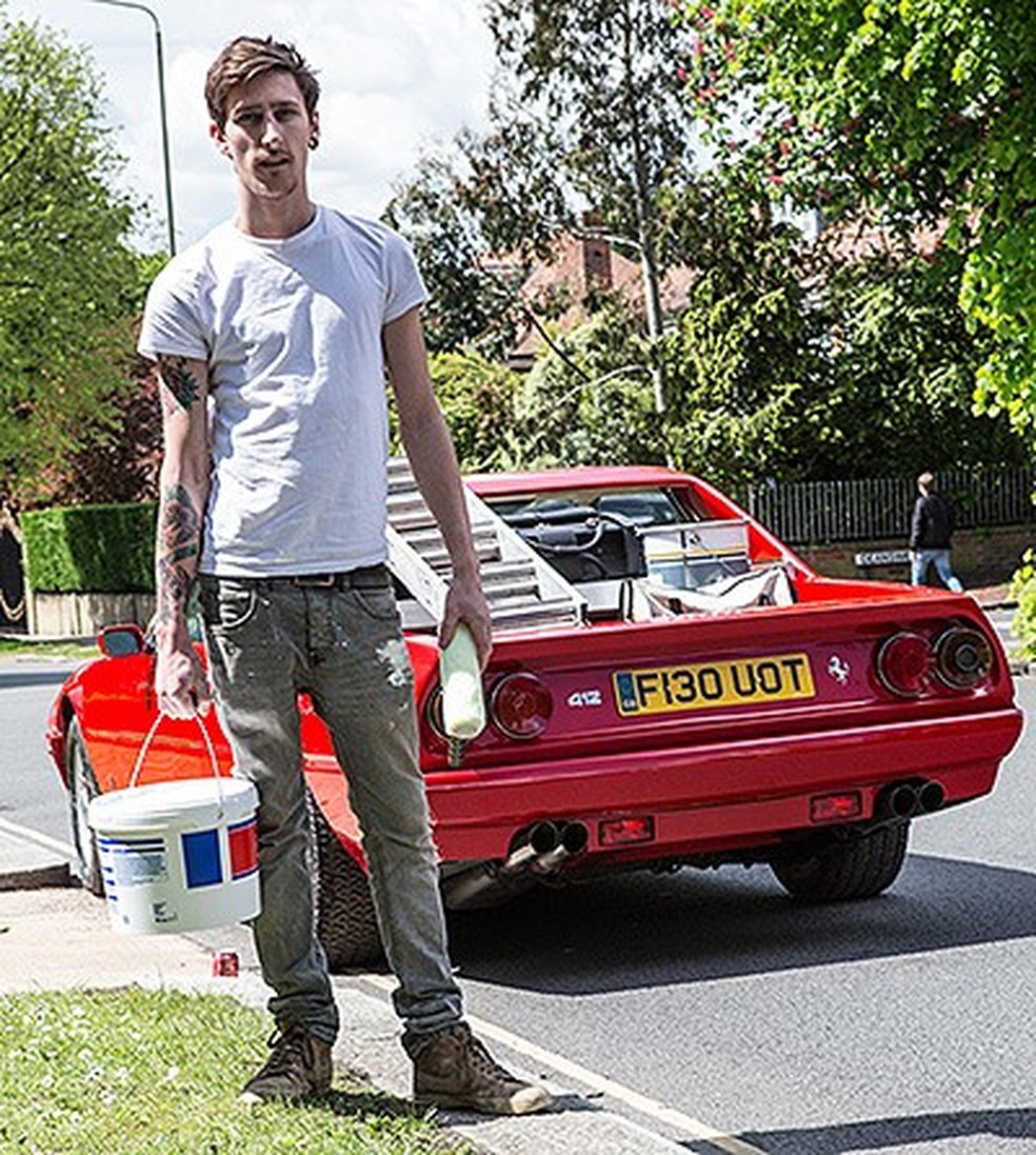 Elo, fundador da London Supercar Workshop, ao lado da sua criação (Foto: London Motor Group) — Foto: Auto Esporte