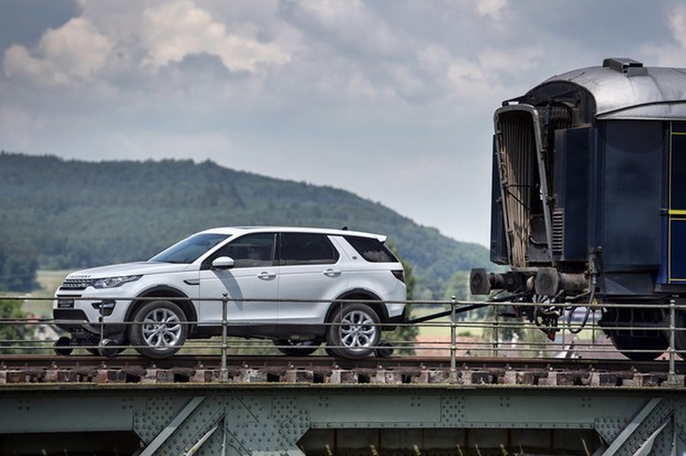 Land Rover Discovery Sport consegue puxar trem de 108 toneladas (Foto: Divulgação) — Foto: Auto Esporte