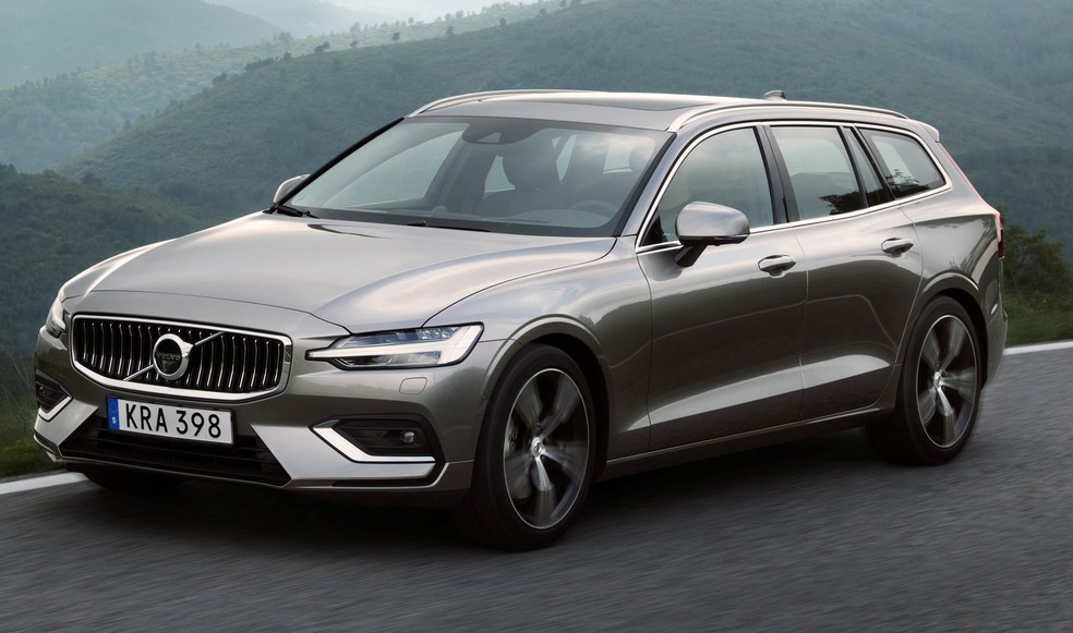 A perua V60 era o único Volvo a gasolina sem nenhum recurso híbrido no Brasil — Foto: Divulgação