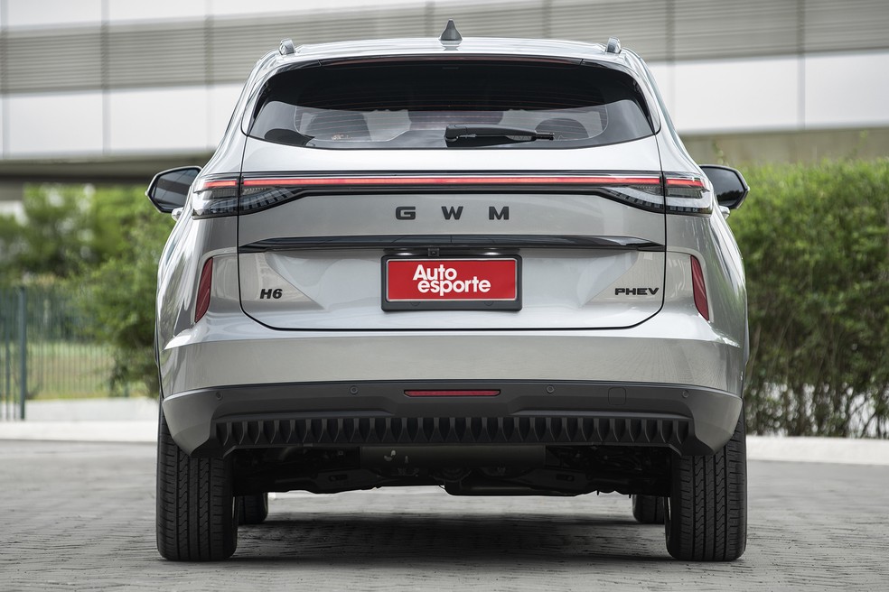 GWM Haval H6 PHEV19 2026: desde a linha 2025 o letreiro Haval foi trocado por GWM na tampa do porta-malas — Foto: Divulgação/GWM