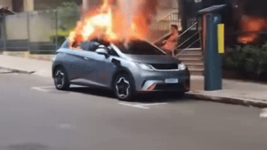 Incêndio em carro elétrico no Brasil expõe o perigo de gambiarra em recarga