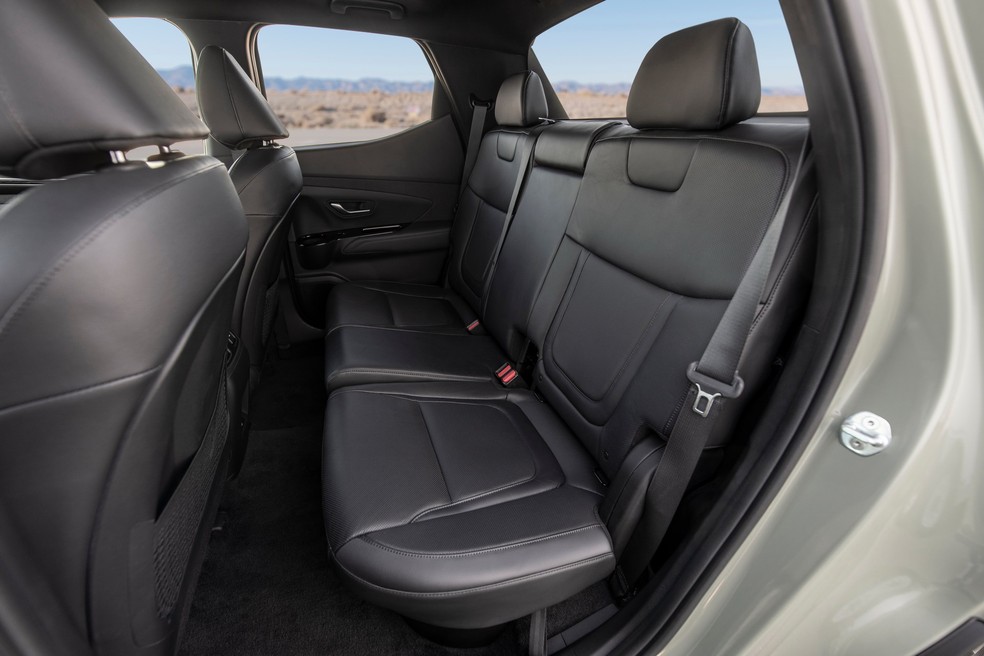 Os 3 metros de entre-eixos da Hyundai Santa Cruz permitem bom espaço para quatro adultos — Foto: Divulgação