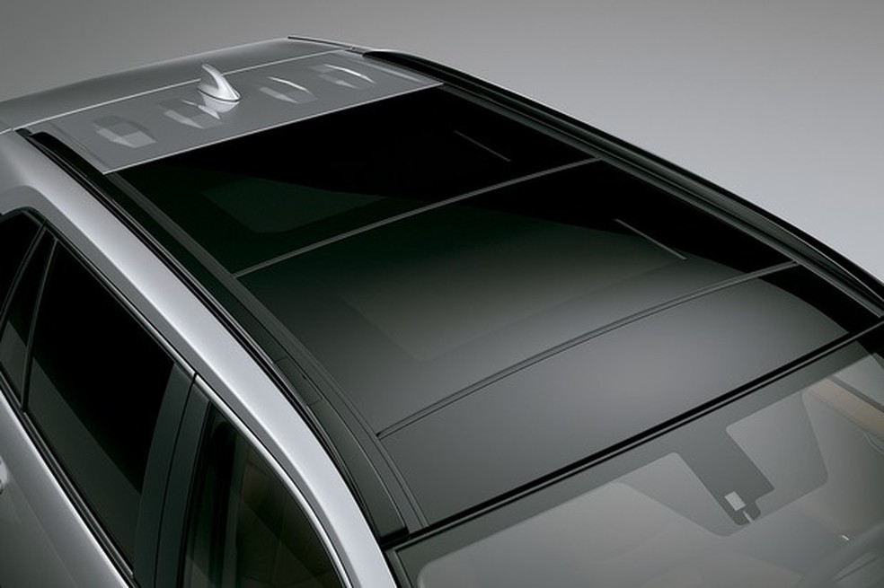 O teto solar panorâmico só está disponível na versão mais cara (Foto: Divulgação) — Foto: Auto Esporte