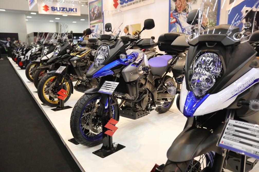 Estande da Suzuki com modelos V-Strom, no Salão Duas Rodas 2019. — Foto: Fabio Tito/G1