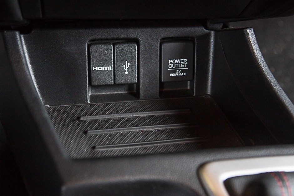 Entradas HDMI, USB e saída 12V no console do Civic Si