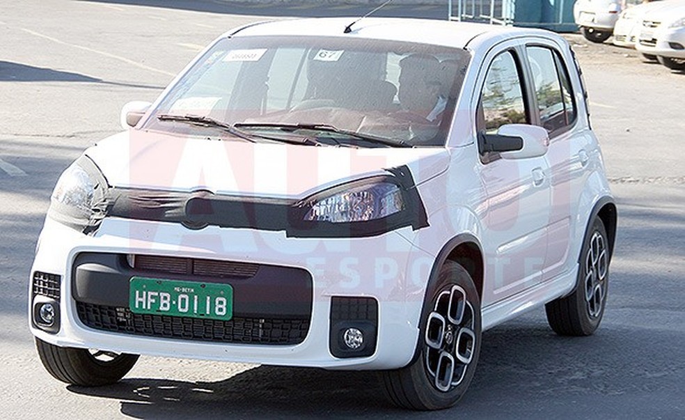 Fiat Uno Sporting flagrado (Foto: Marlos Ney Vidal/Auto News Brasil) — Foto: Auto Esporte