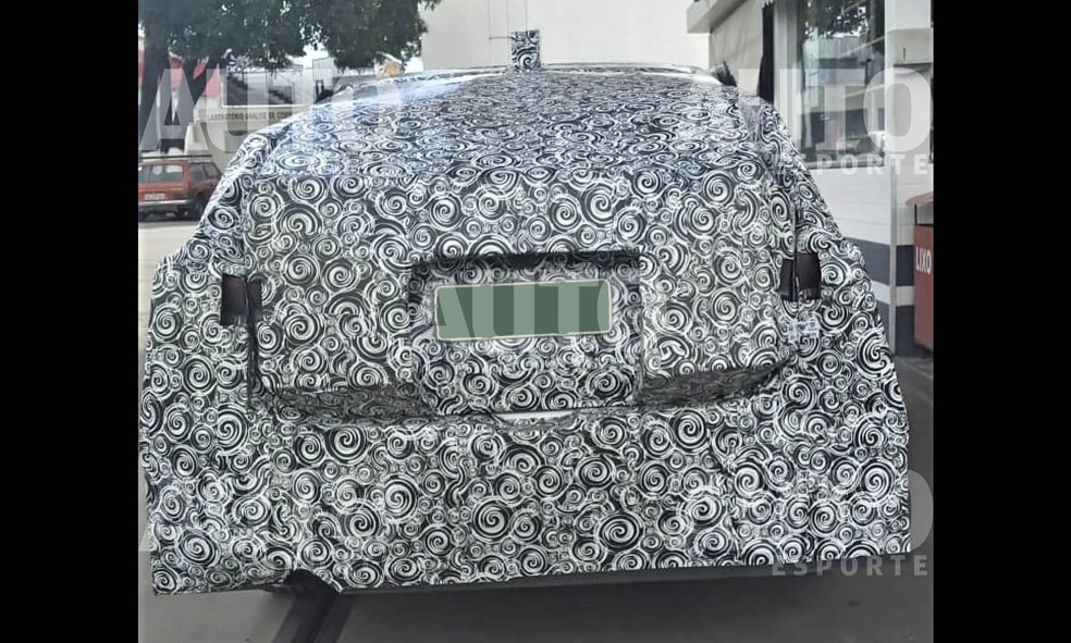 Camuflagem pesada no novo SUV da Fiat faz carroceria parecer maior — Foto: Antonio Carlos/Autoesporte