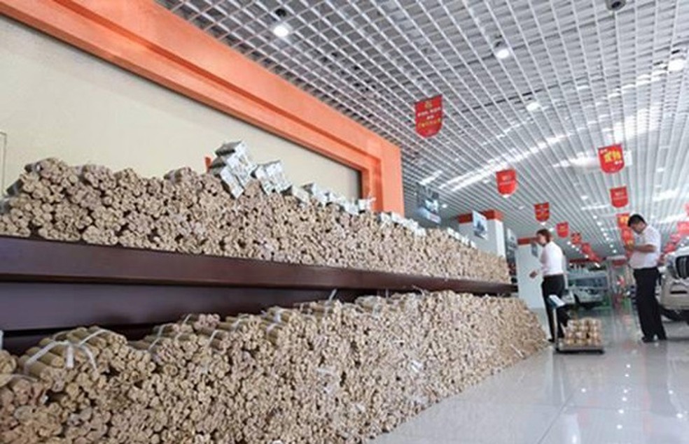 Chinês compra carro de luxo e paga R$ 331 mil em moedas (Foto: Divulgação) — Foto: Auto Esporte