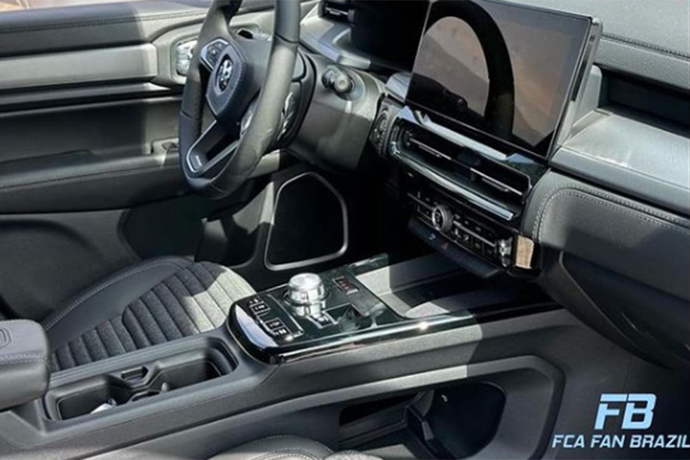 O painel da futura Ram Rampage Bighorn 2025 com motor 2.2 turbodiesel de 200 cv — Foto: Reprodução/FCA_Fan_Brazil