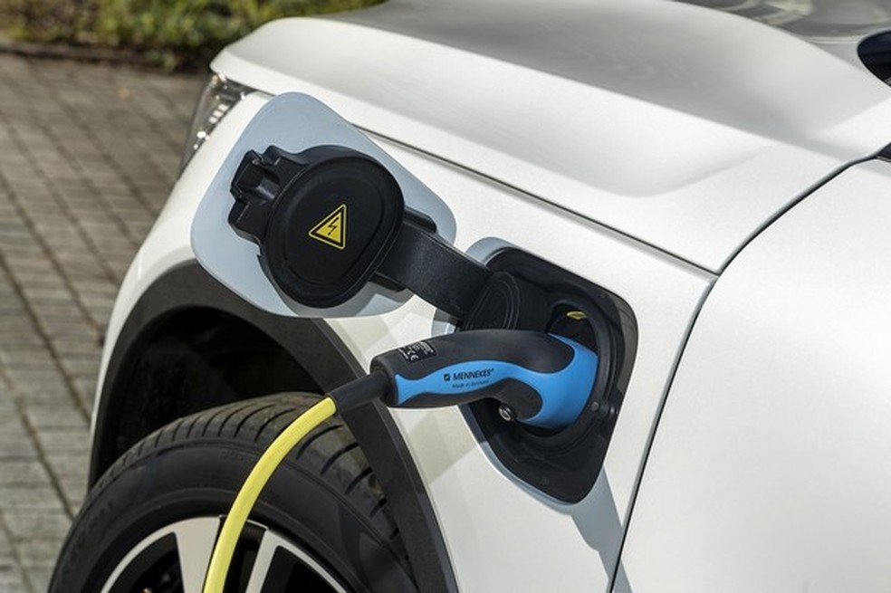 O bocal de recarga de energia fica no para-lama esquerdo (Foto: Divulgação) — Foto: Auto Esporte