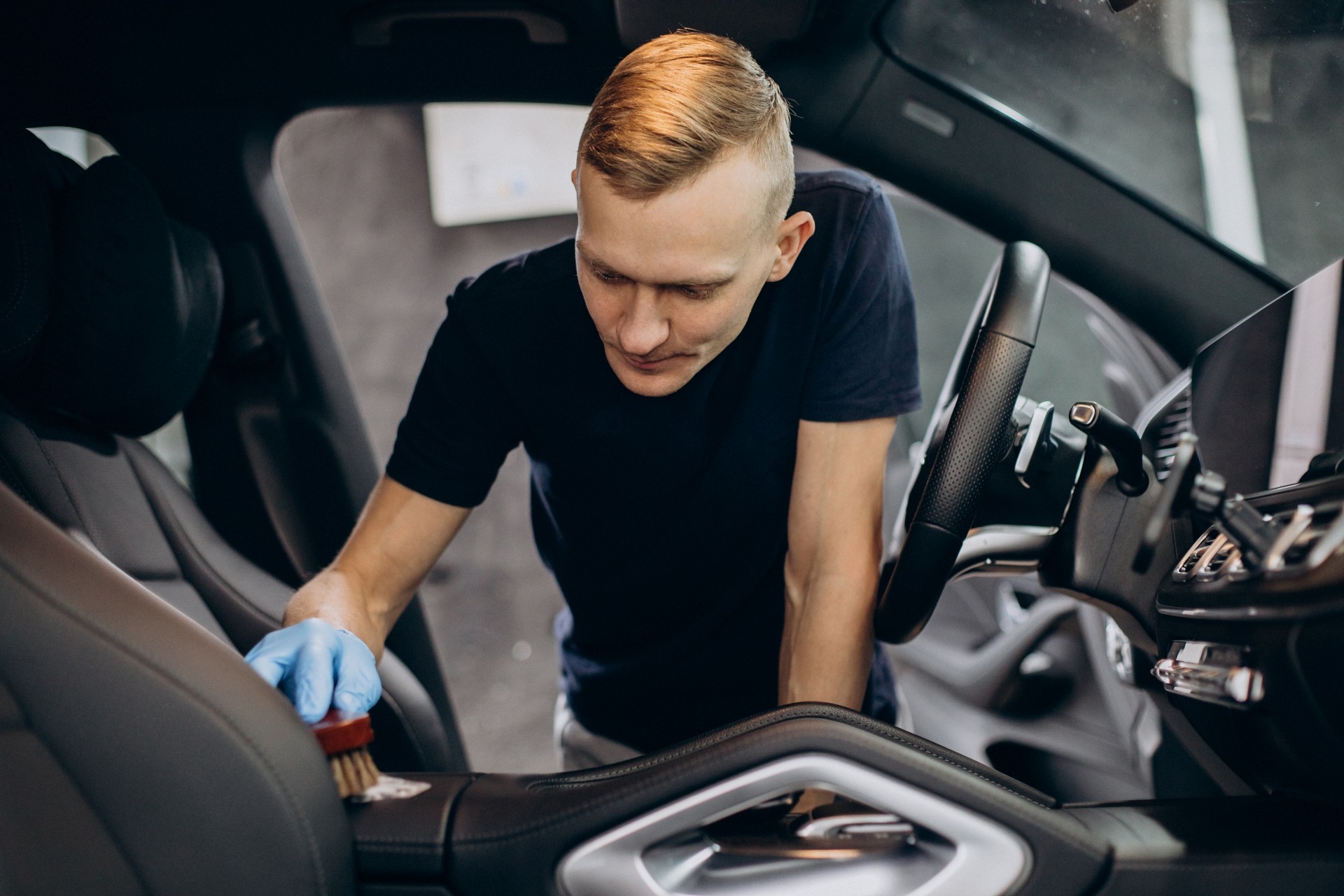 5 produtos que limpam e hidratam o couro do banco do carro
