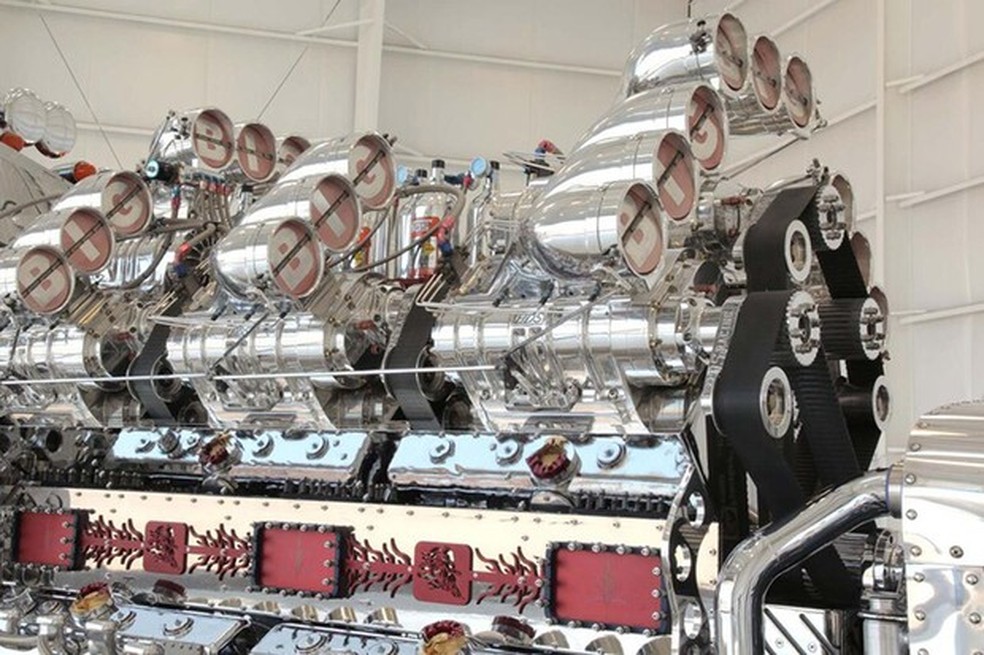 O enorme motor tem quase 25 litros de capacidade cúbica (Foto: Reprodução) — Foto: Auto Esporte