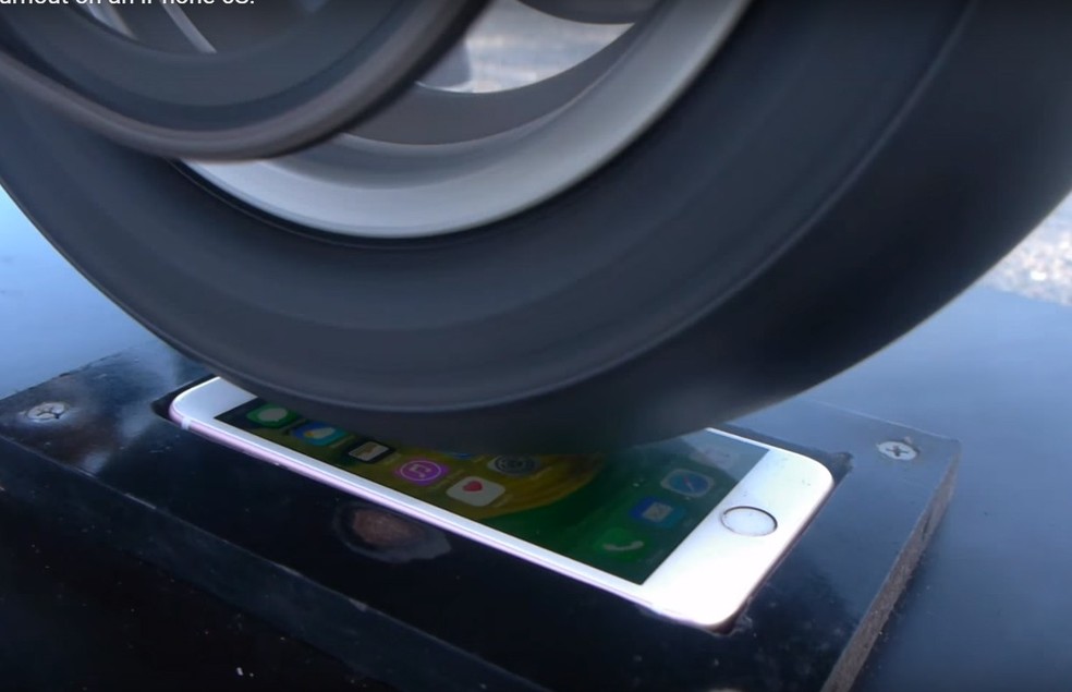 Mini Ducati 916 faz "fritada" de pneu em cima do pobre iPhone 6S (Foto: Reprodução) — Foto: Auto Esporte
