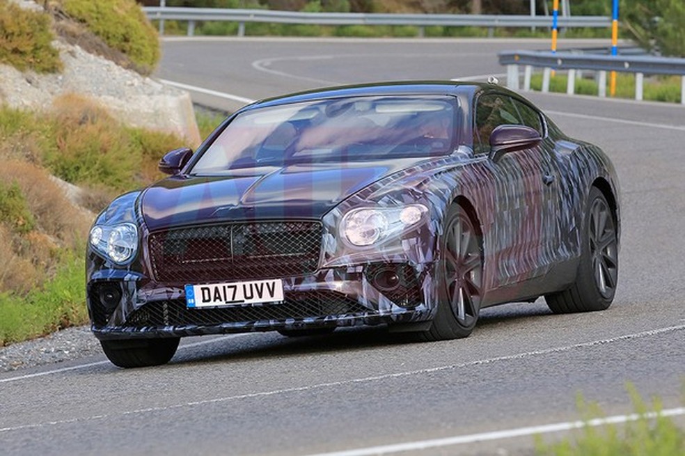Bentley Continental GT flagrado em testes (Foto: Automedia) — Foto: Auto Esporte