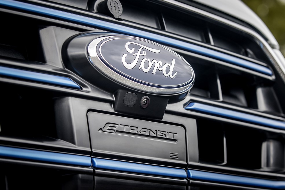 Detalhe do símbolo da Ford com o nome E-Transit — Foto: Divulgação