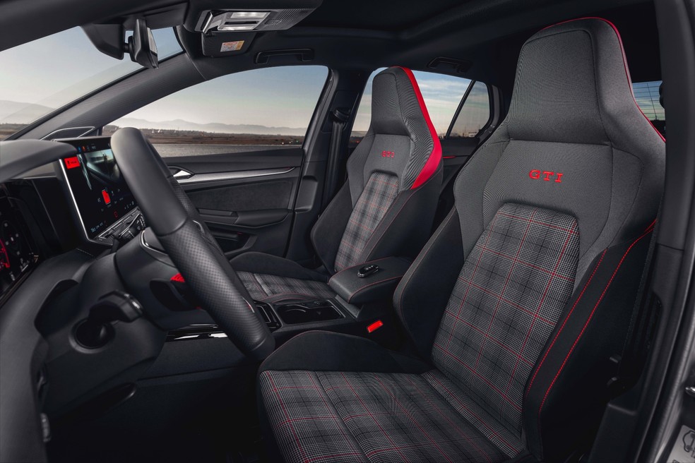 Volkswagen Golf GTi tem bancos revestidos em xadrez &mdash; Foto: Divulga&ccedil;&atilde;o/Volkswagen