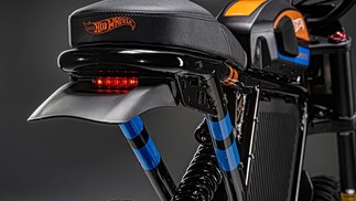 O visual da bicicleta é inspirado nos carros de brinquedo da marca — Foto: Divulgação