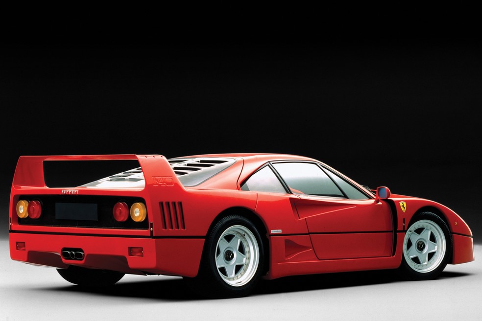 Ferrari F40 foi lançada em 1987 para celebrar o 40º aniversário da marca — Foto: Divulgação