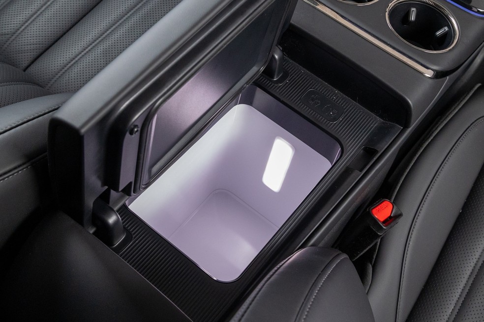 GAC Aion V tem compartimento que pode ser refrigerado ou aquecido em temperaturas que vão de -15ºC até 50ºC — Foto: Renato Durães/Auto News Brasil
