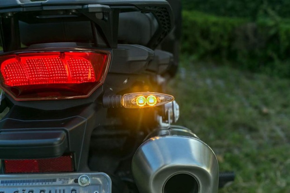 Lanterna e luz de direção da BMW F 750 GS Premium (Foto: Daniel das Neves/Auto News Brasil) — Foto: Auto Esporte