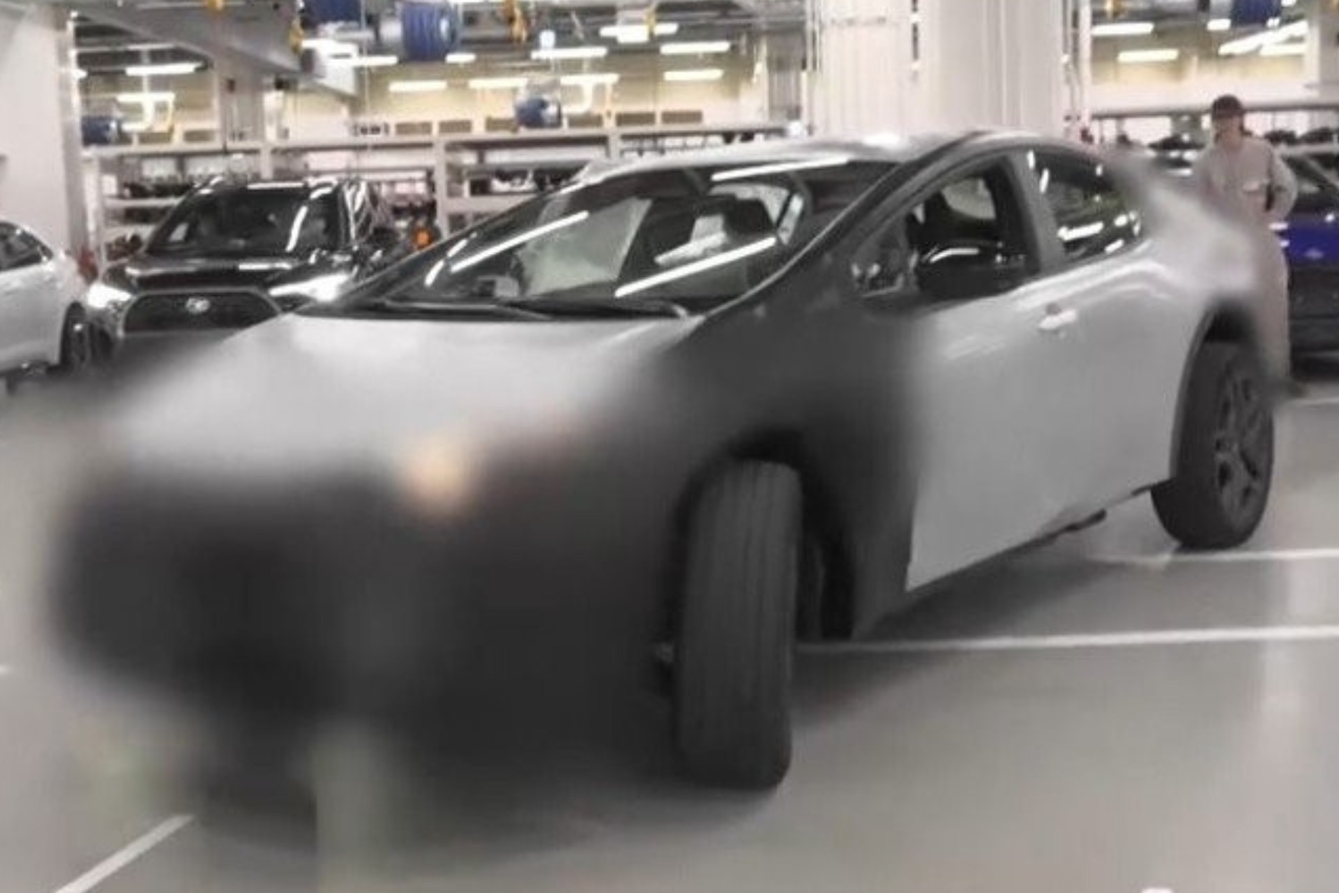 Novo Toyota Corolla tem mais imagens reveladas e mostra parte do interior