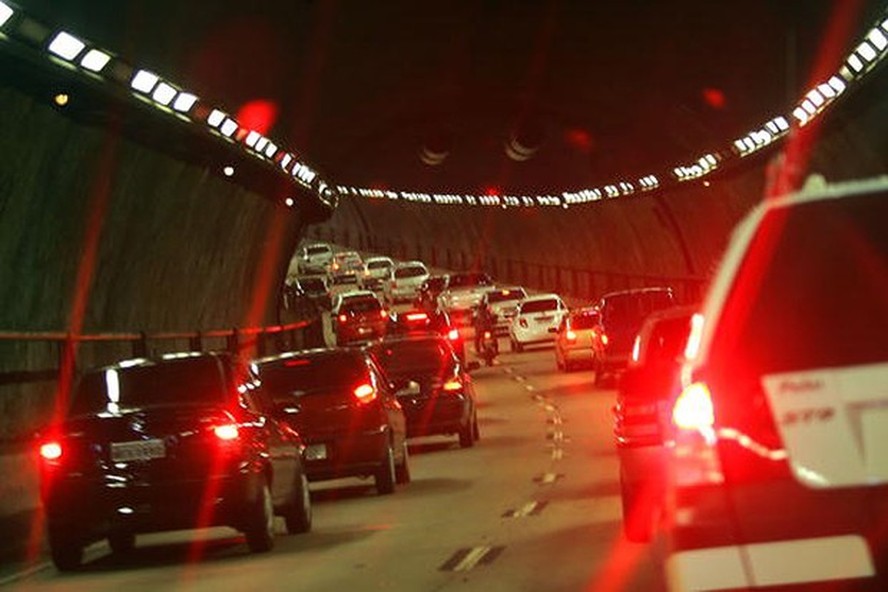 São Paulo, Brasil – Com uma frota de sete milhões de carros, a cidade registrou  295 km de trânsito em junho deste ano.  (Foto: Reprodução)