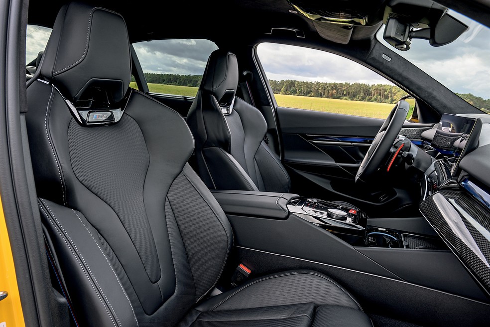 BMW M5 2025 tem cabine com bancos em formato de concha — Foto: Divulgação