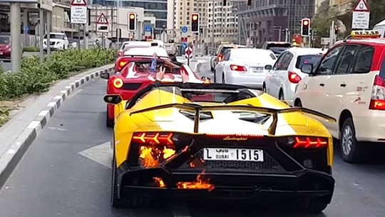 Vídeo: Lamborghini Aventador acelera demais e pega fogo