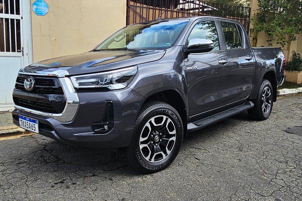 Toyota Hilux SRX 2025 tem 5,32 metros de comprimento  — Foto: Jady Peroni/Auto News Brasil