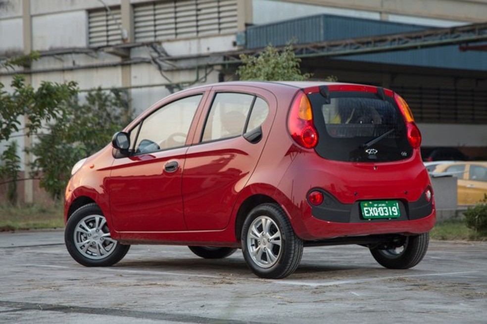 Tampa traseira em vidro é uma ideia interessante, porém, a borda do porta-malas é elevada demais (Foto: Fabio Aro/Auto News Brasil) — Foto: Auto Esporte