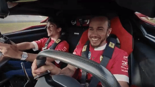 Hamilton e Leclerc pilotam Ferrari F80: "carro mais rápido que já dirigi"
