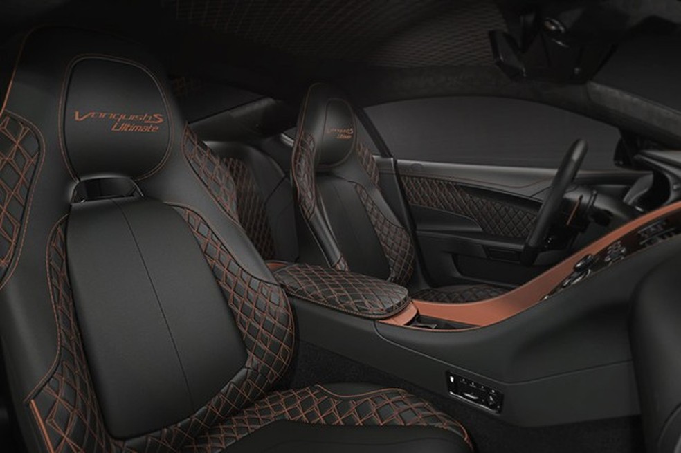 Bancos envolventes do Vanquish S trazem o nome da versão Ultimate (Foto: Divulgação) — Foto: Auto Esporte
