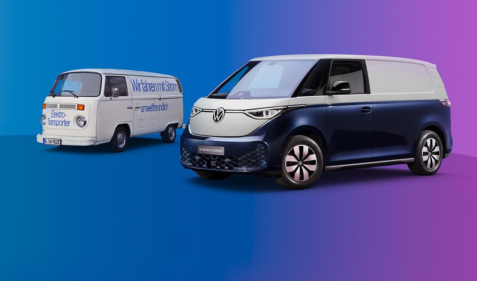 Kombi elétrica de 1972 e versão de 2022 — Foto: Divulgação
