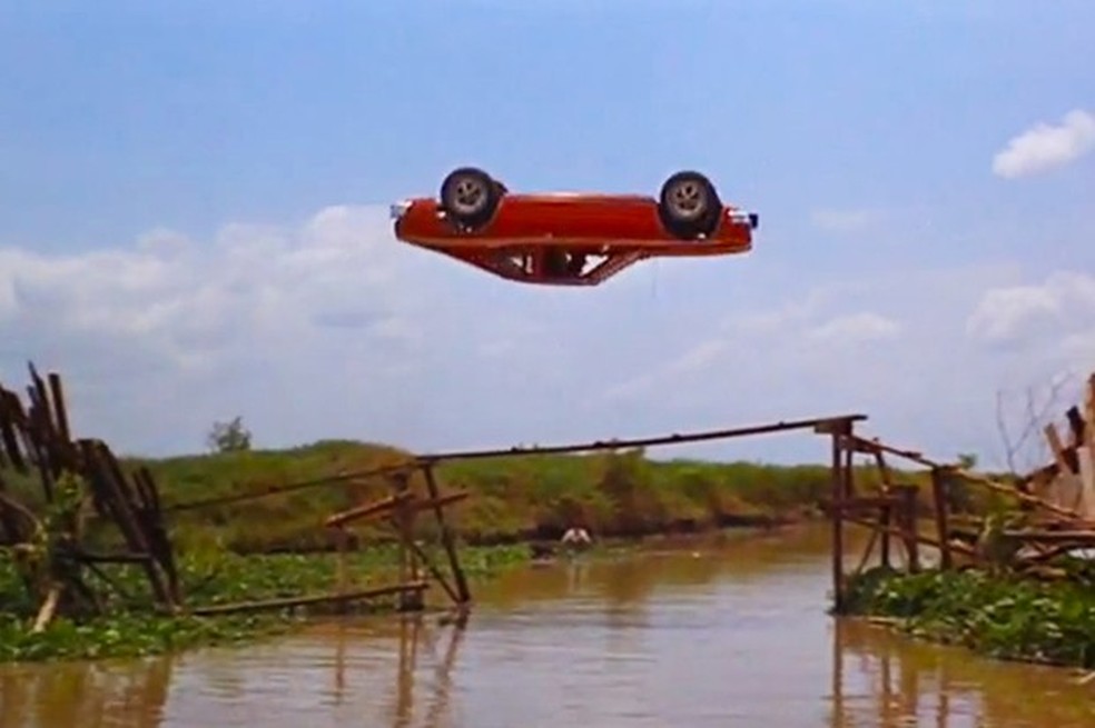 AMC Hornet faz pirueta de verdade em O Homem da pistola de ouro. Já o avião carro... (Foto: Reprodução) — Foto: Auto Esporte