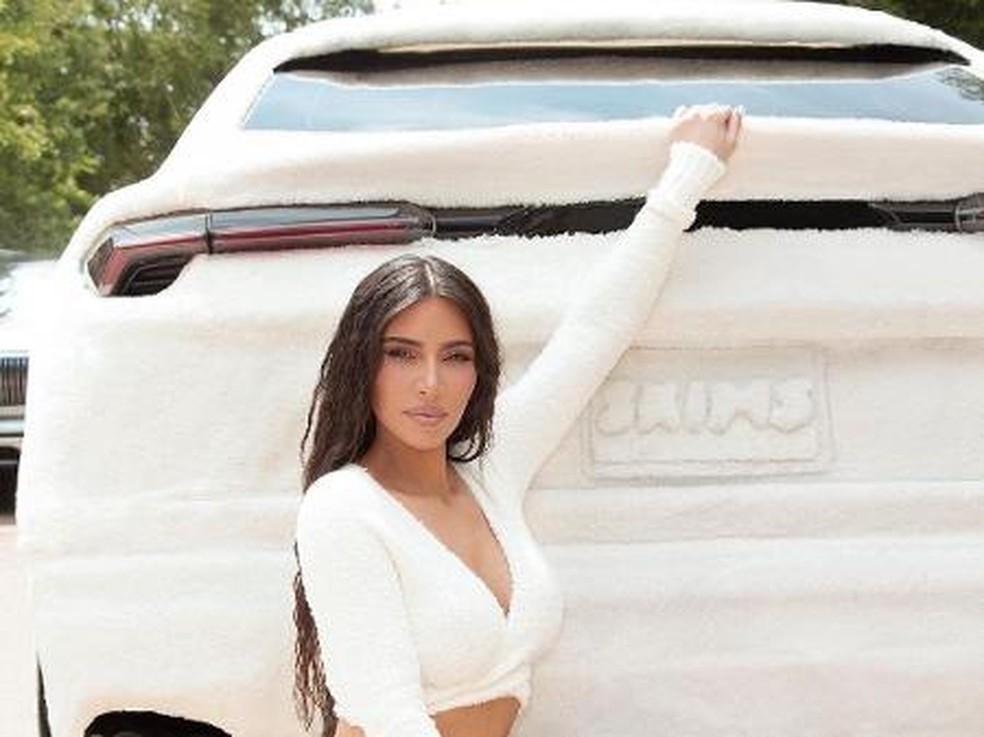 Kim Kardashian e seu Lamborghini Urus de pelúcia — Foto: Reprodução/Instragram