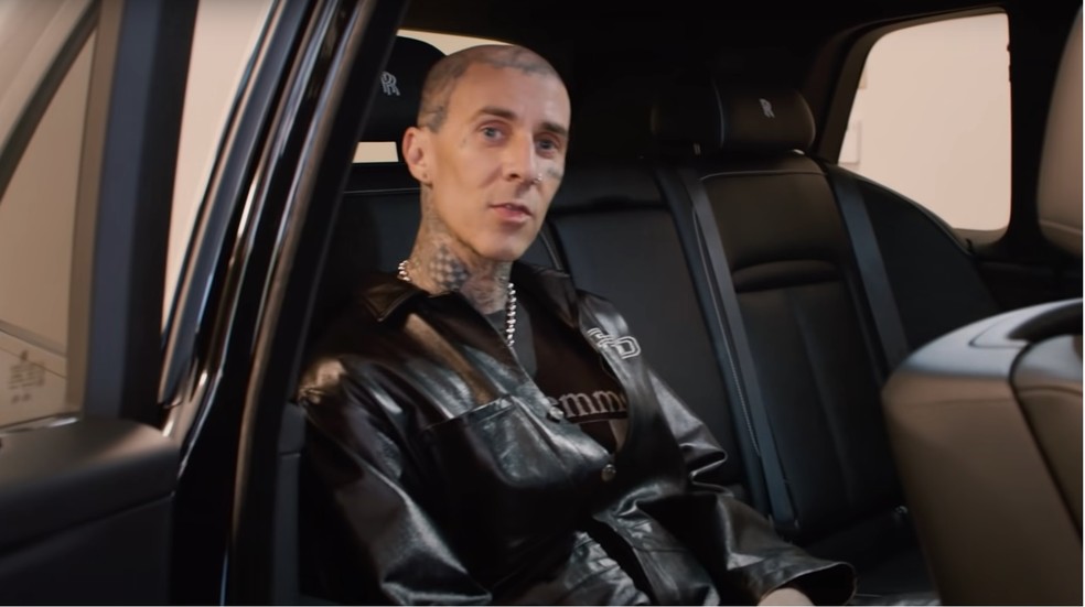 Travis Barker dá entrevista dentro de seu Rolls-Royce Cullinan com teto que simula estrelas por meios de pontos de LED — Foto: Reprodução/Architectural Digest 