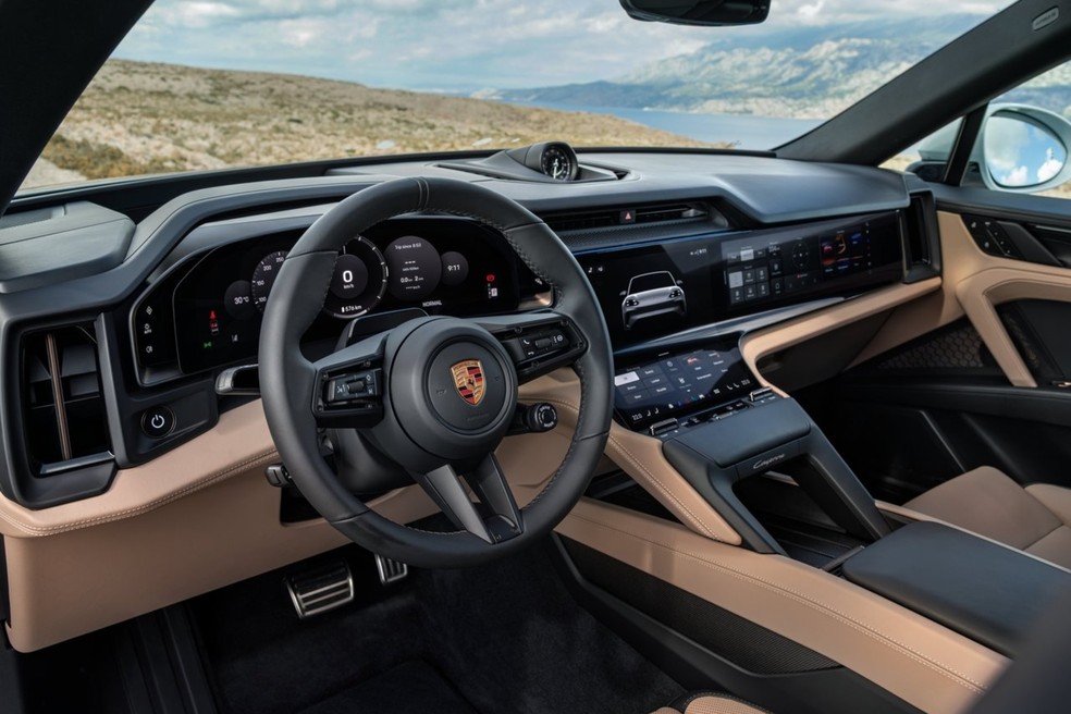 Interior do Porsche Cayenne Coupe segue com linhas horizontais, mas foi recheado de telas na nova geração — Foto: Foto: Divulgação