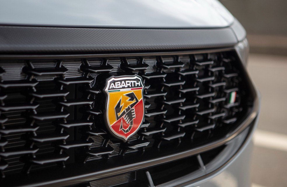 Logotipo da Fiat foi substituído pelo escorpião da Abarth em toda a carroceria — Foto: Divulgação